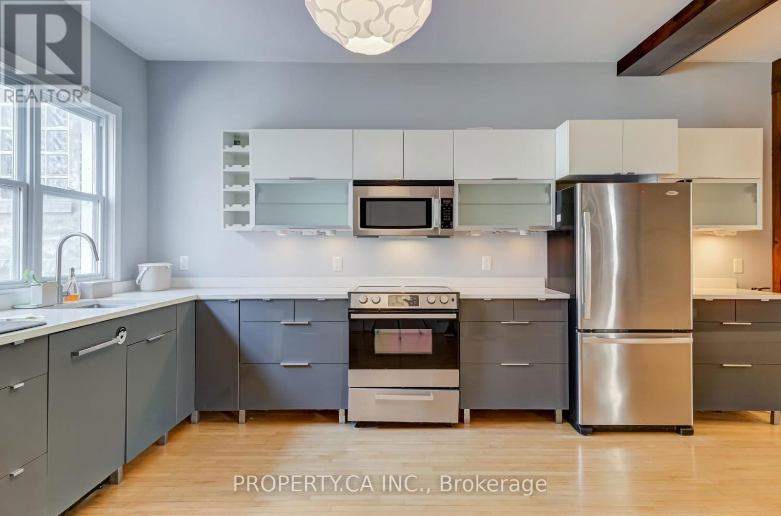 Upper - 205 AUGUSTA AVENUE Image 12