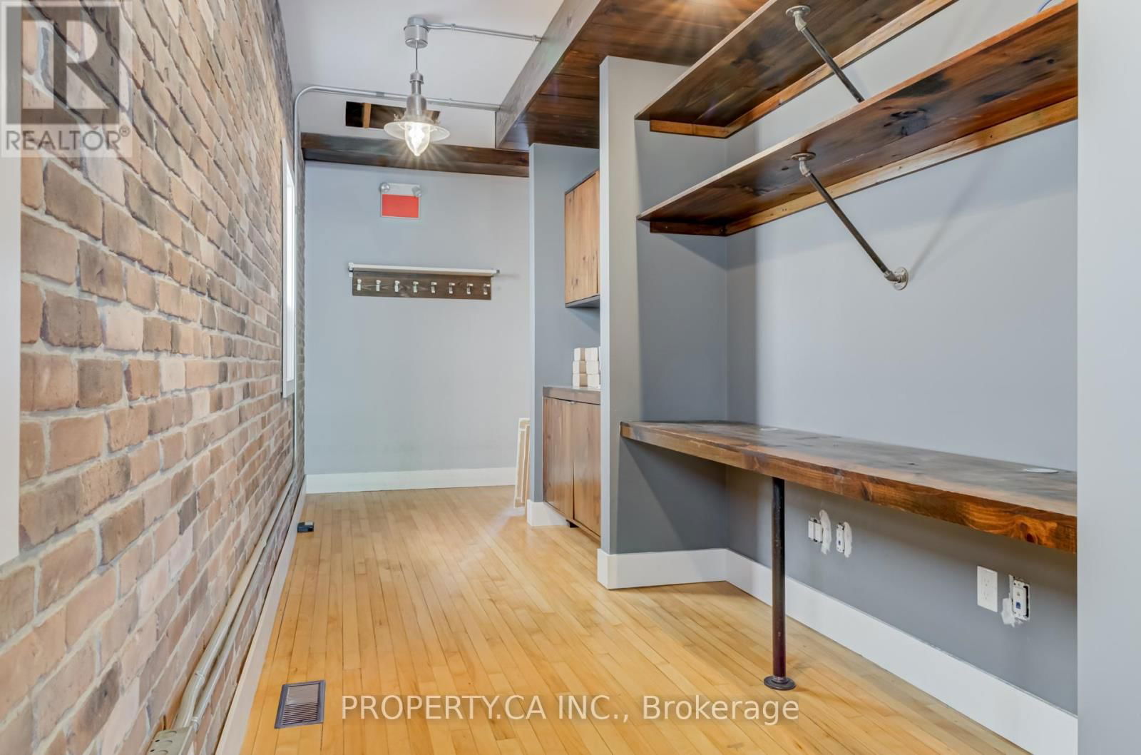 Upper - 205 AUGUSTA AVENUE Image 16