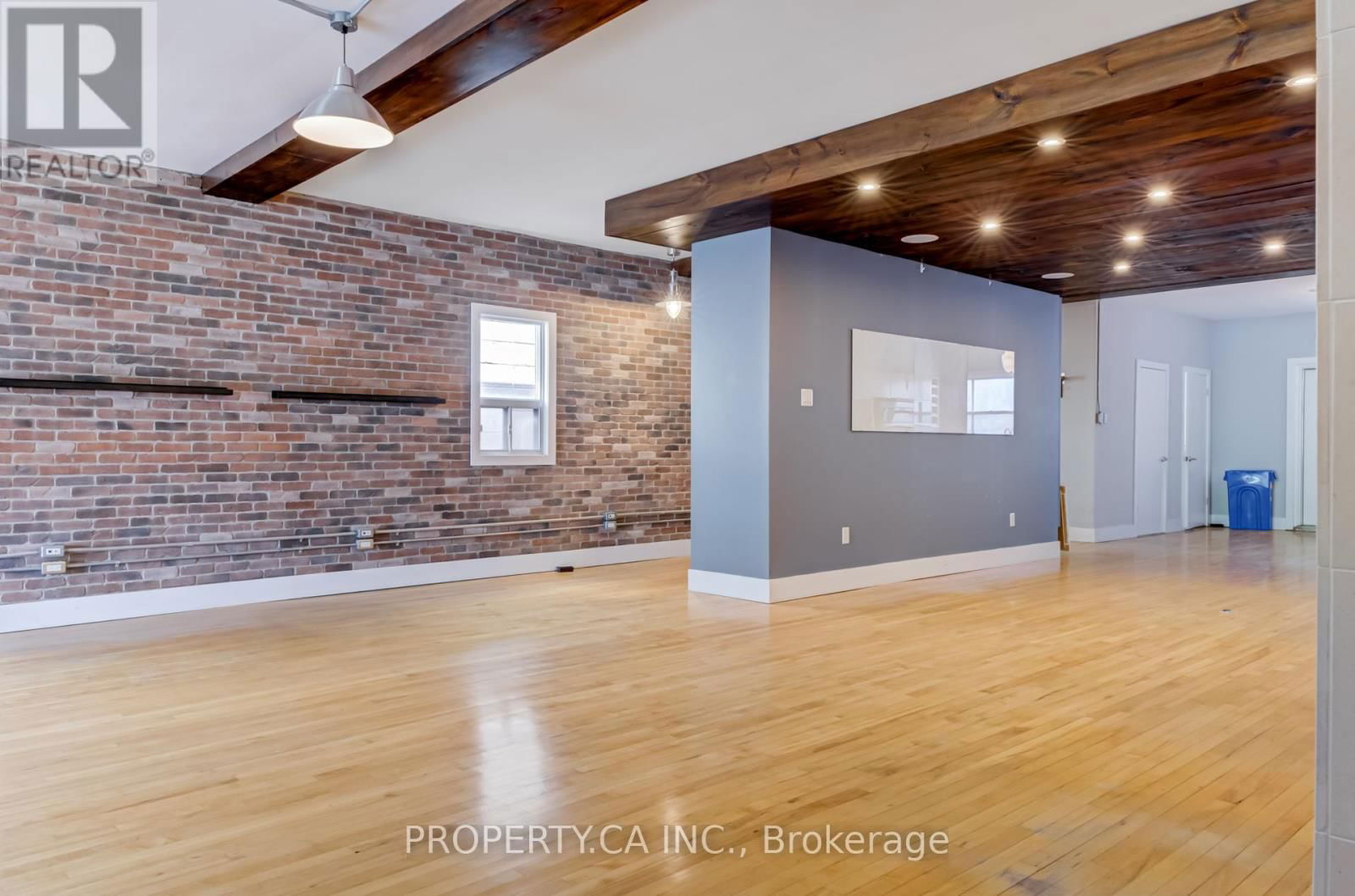 Upper - 205 AUGUSTA AVENUE Image 2
