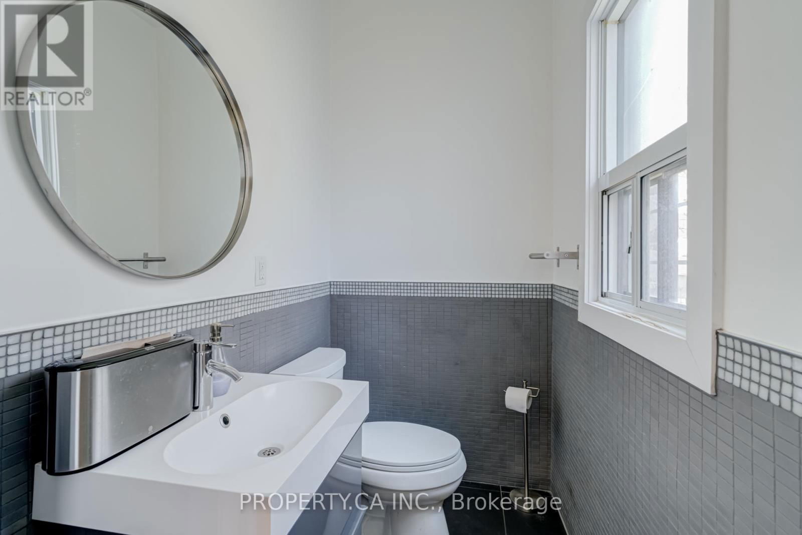 Upper - 205 AUGUSTA AVENUE Image 20