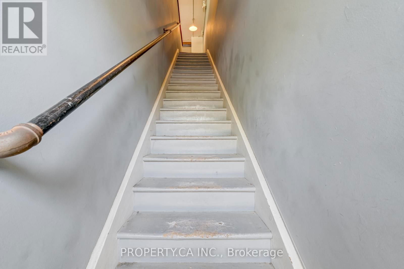 Upper - 205 AUGUSTA AVENUE Image 24