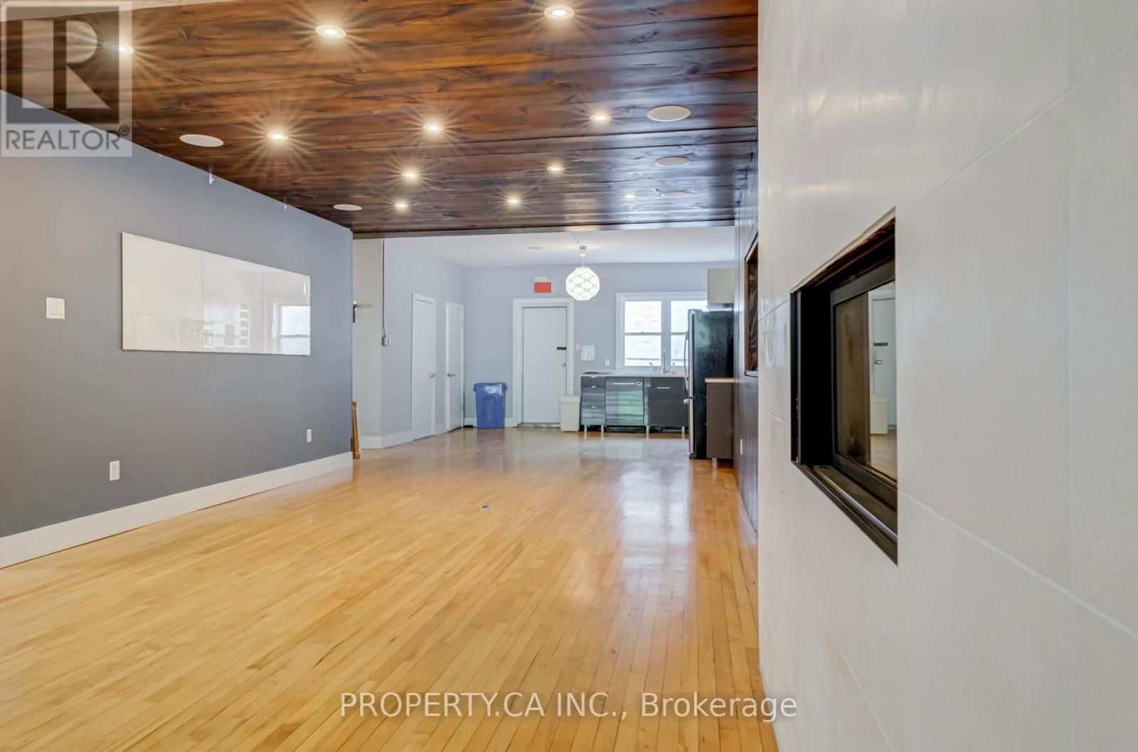 Upper - 205 AUGUSTA AVENUE Image 7