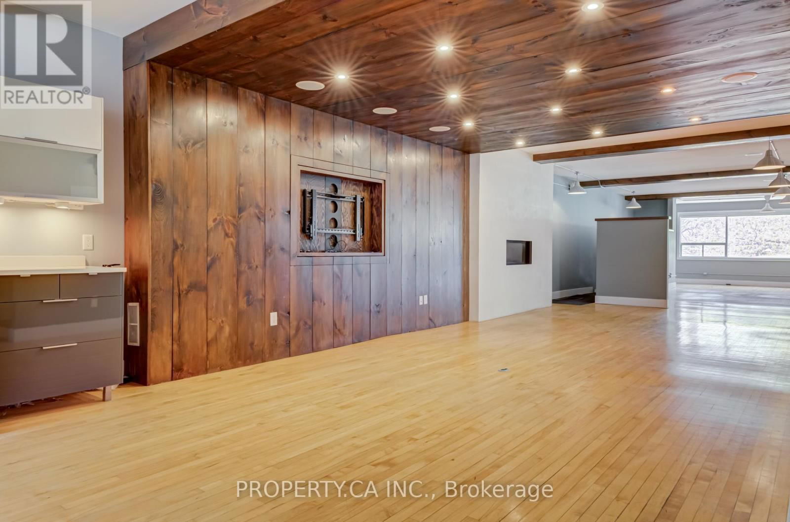 Upper - 205 AUGUSTA AVENUE Image 8