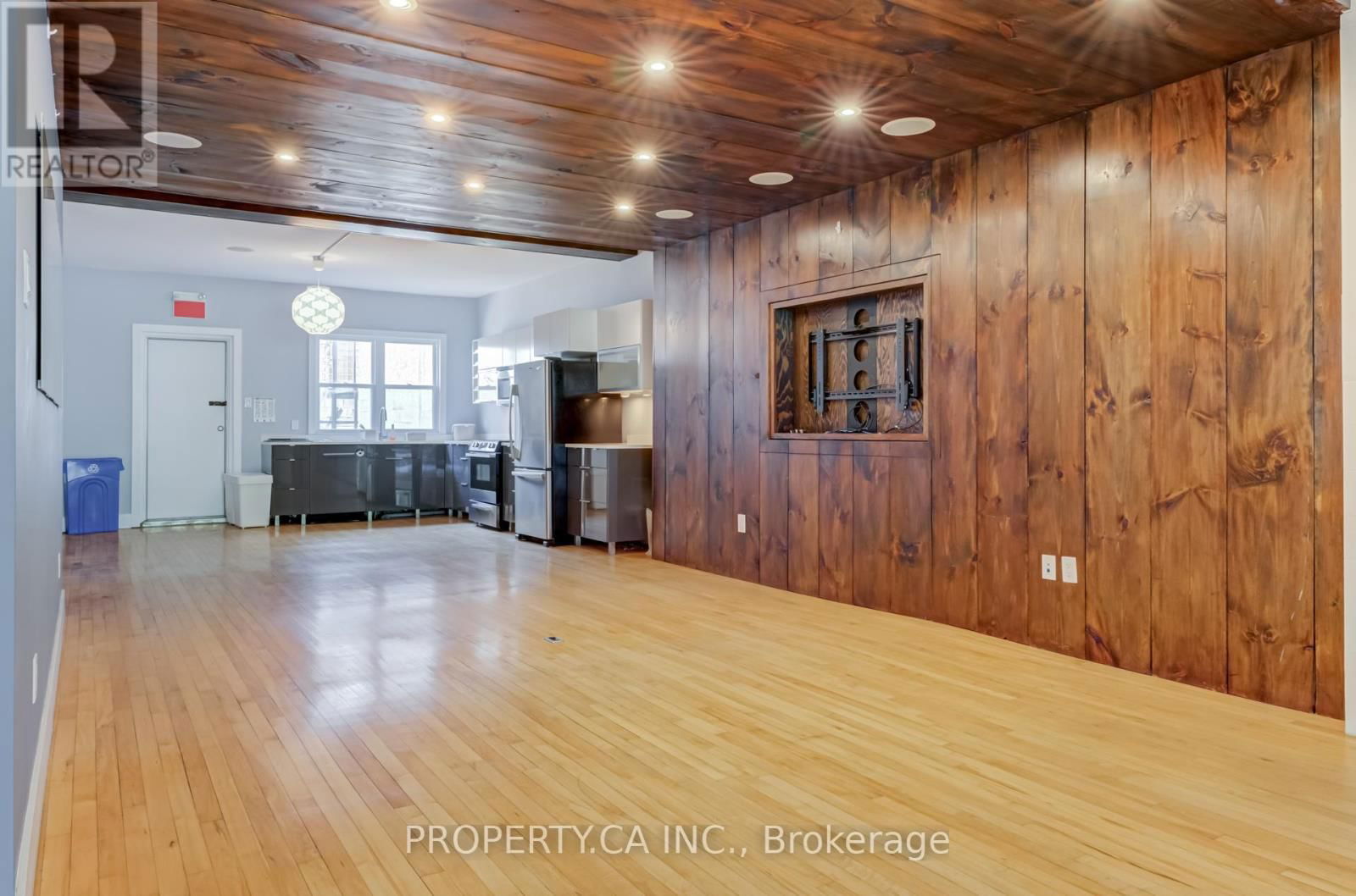 Upper - 205 AUGUSTA AVENUE Image 9