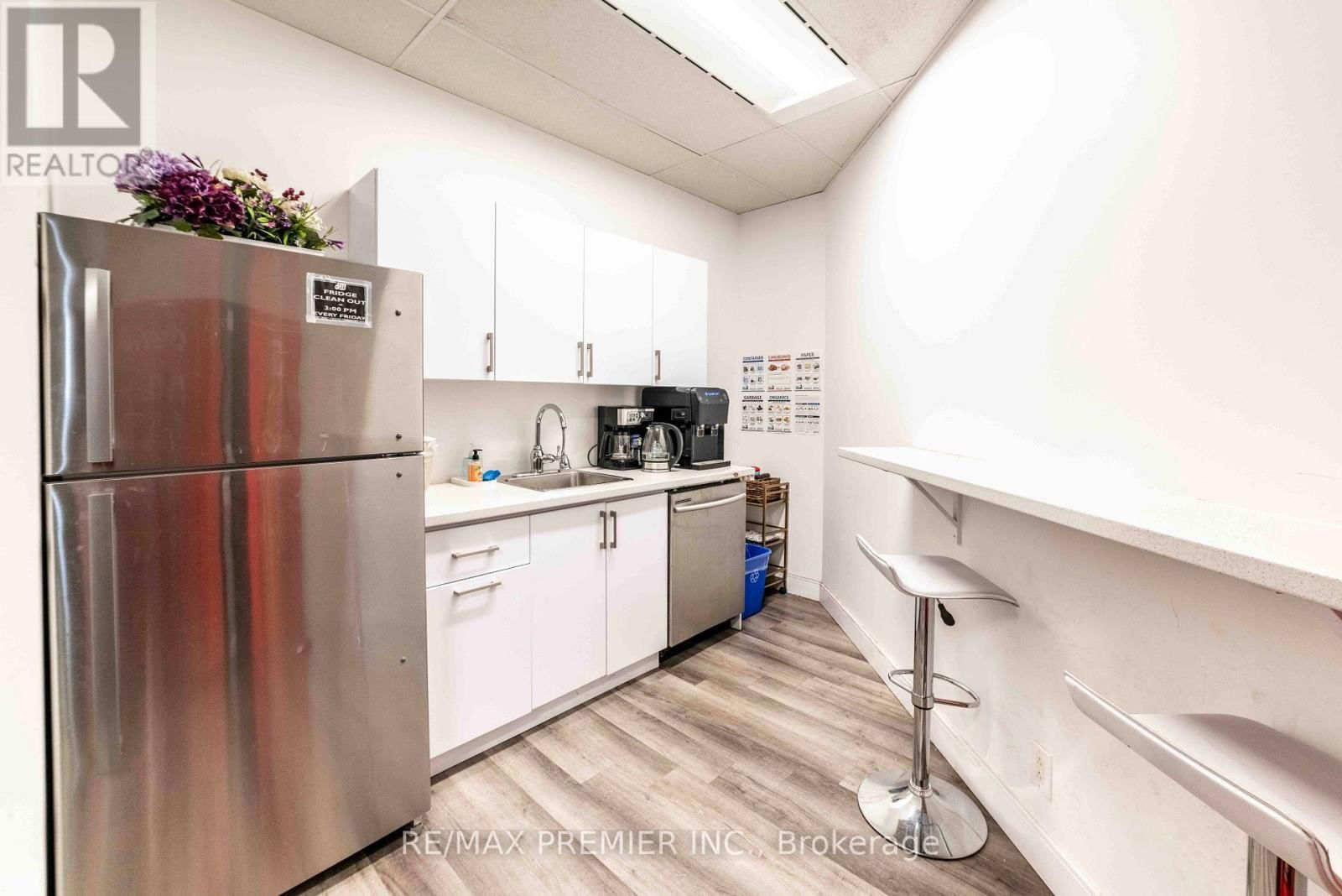 300-22 - 25 SHEPPARD AVENUE WEST Image 11