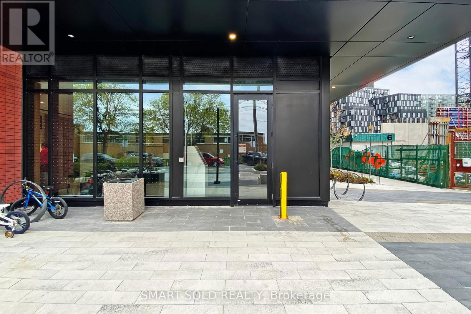 628 - 8 TIPPETT ROAD Image 4