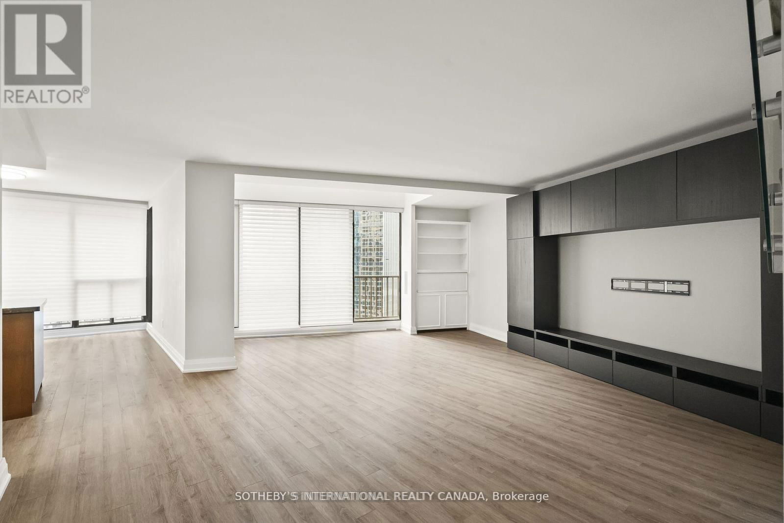 2208 - 33 HARBOUR SQUARE Image 4