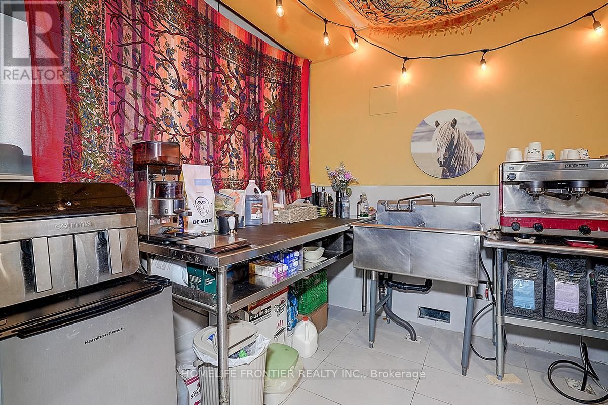 867 DUNDAS STREET WEST Image 12