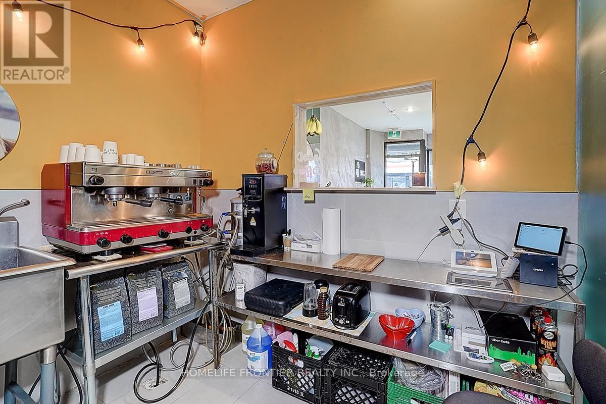 867 DUNDAS STREET WEST Image 13