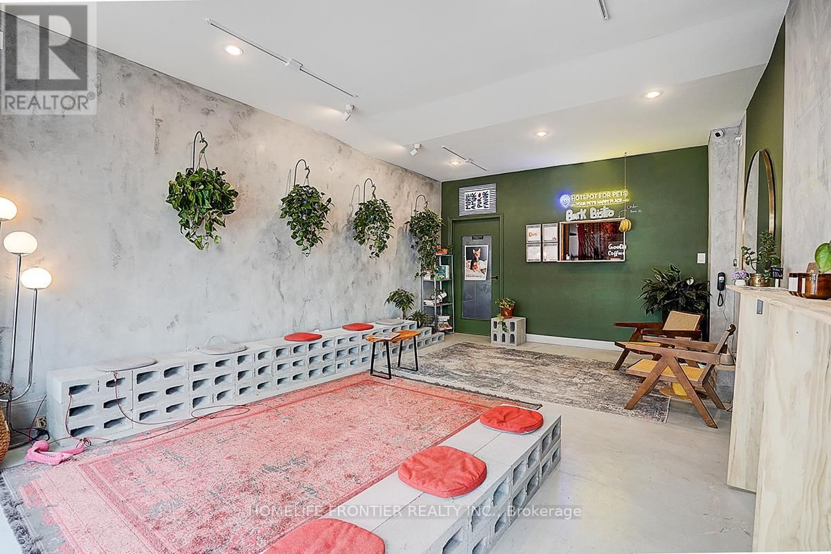 867 DUNDAS STREET WEST Image 3