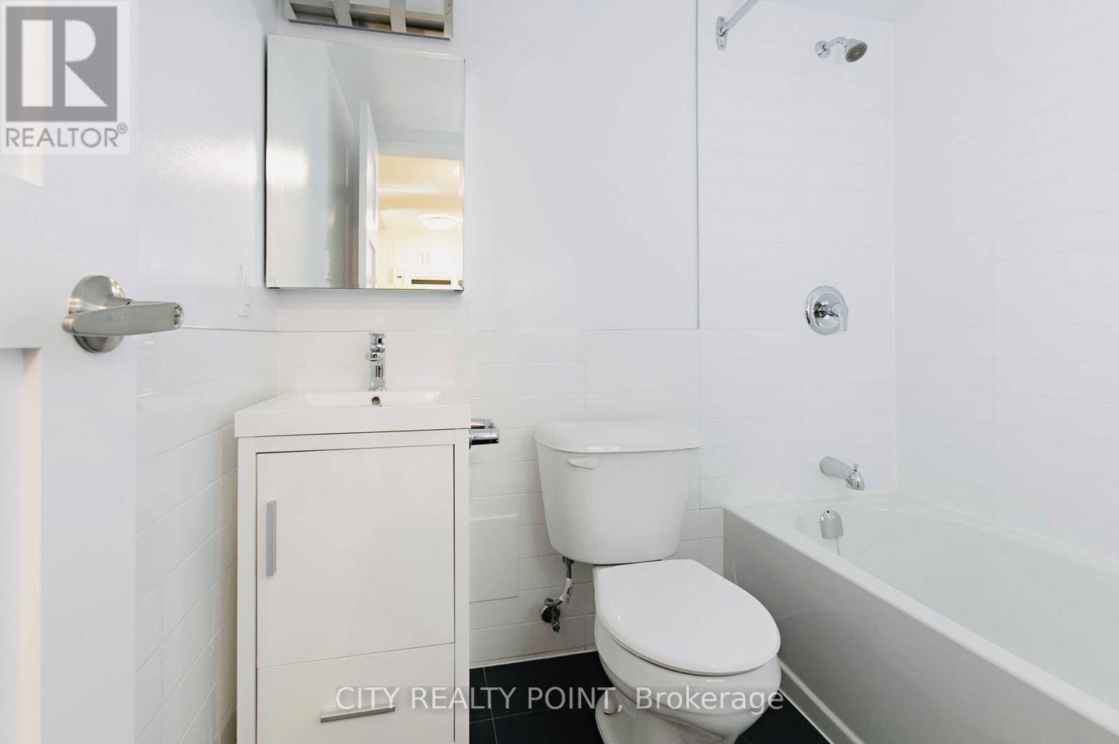 206 - 990 AVENUE ROAD Image 2