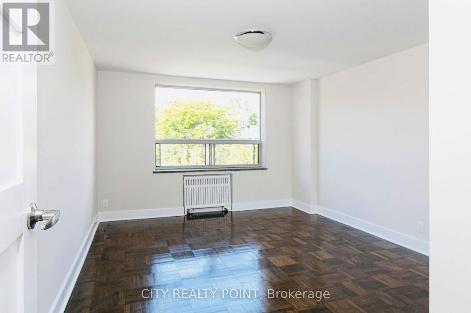 206 - 990 AVENUE ROAD Image 6