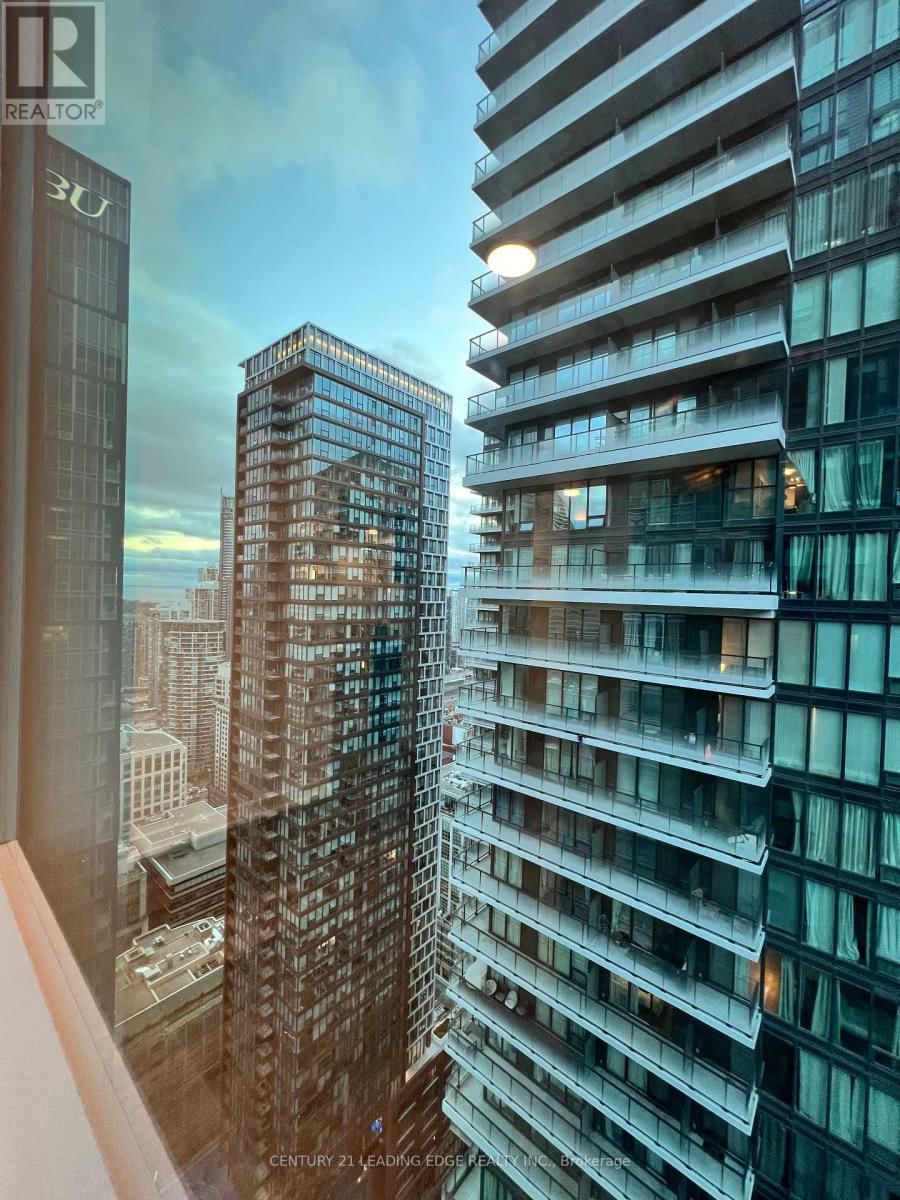 3804 - 327 KING STREET WEST Image 3