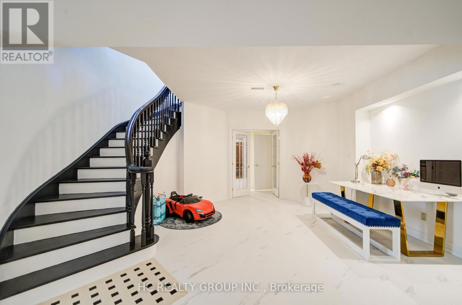 156 BURBANK DRIVE Image 22