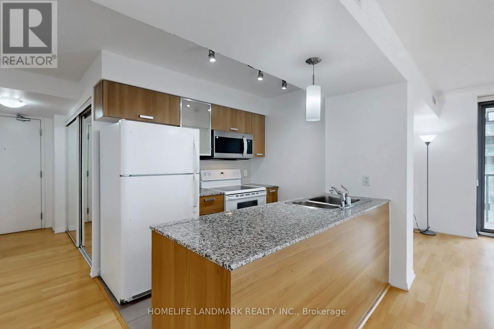 808 - 38 GRENVILLE STREET Image 12