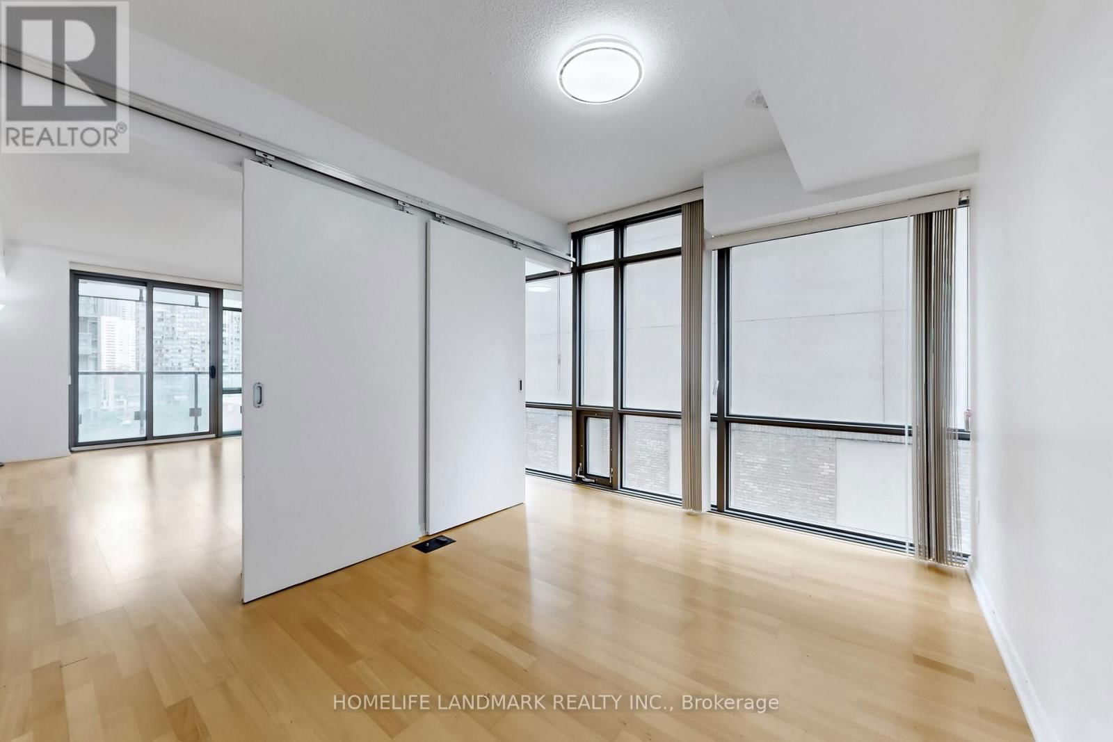 808 - 38 GRENVILLE STREET Image 16
