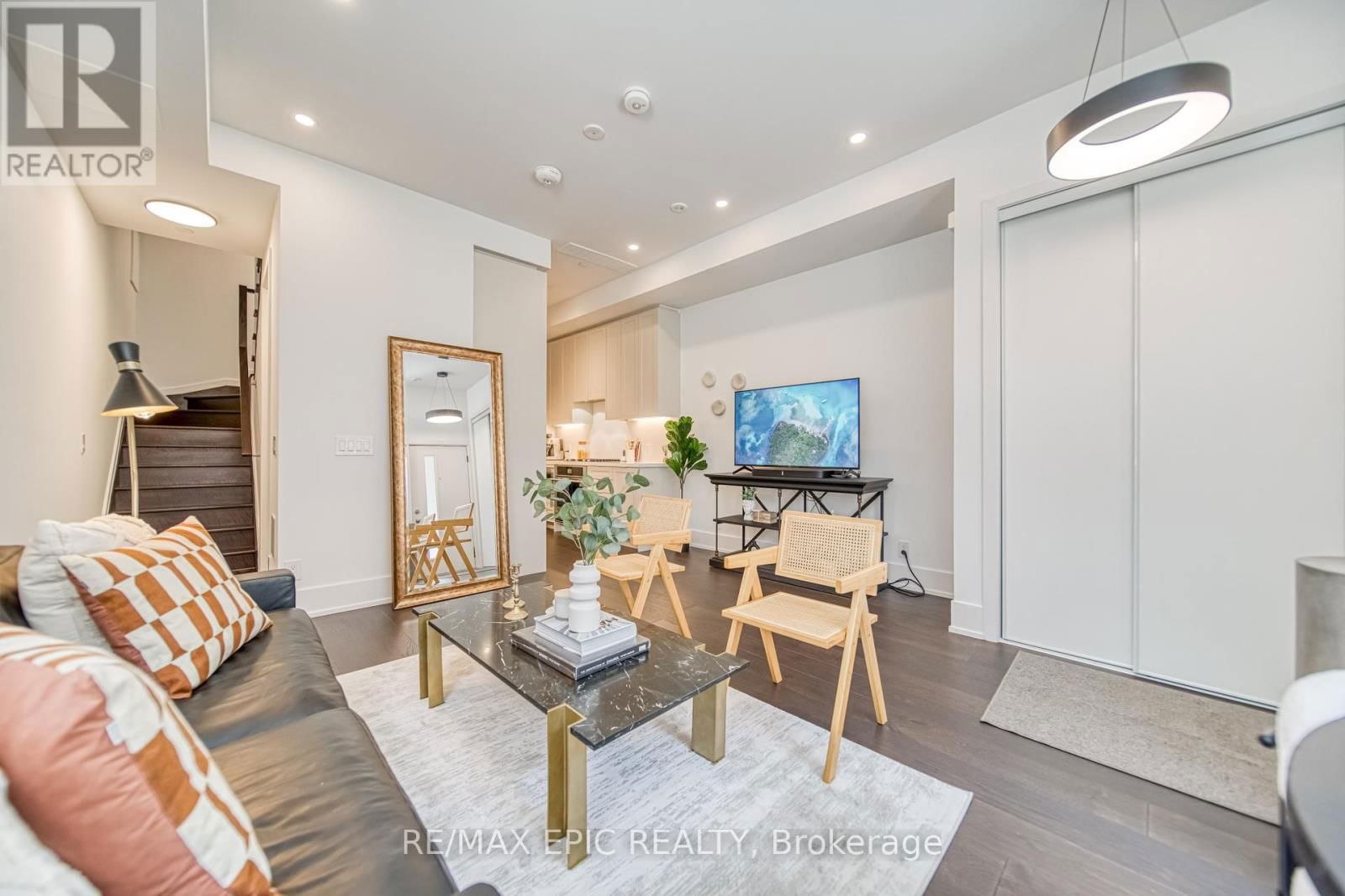 TH16 - 165 PEARS AVENUE Image 12