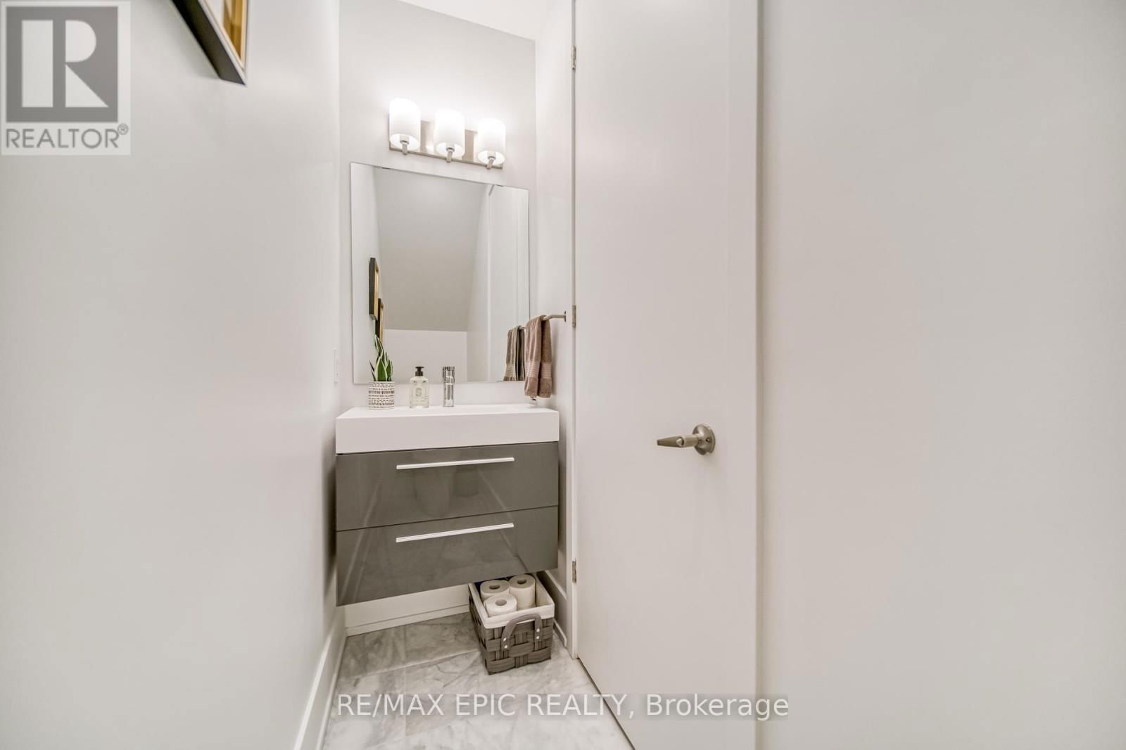 TH16 - 165 PEARS AVENUE Image 18