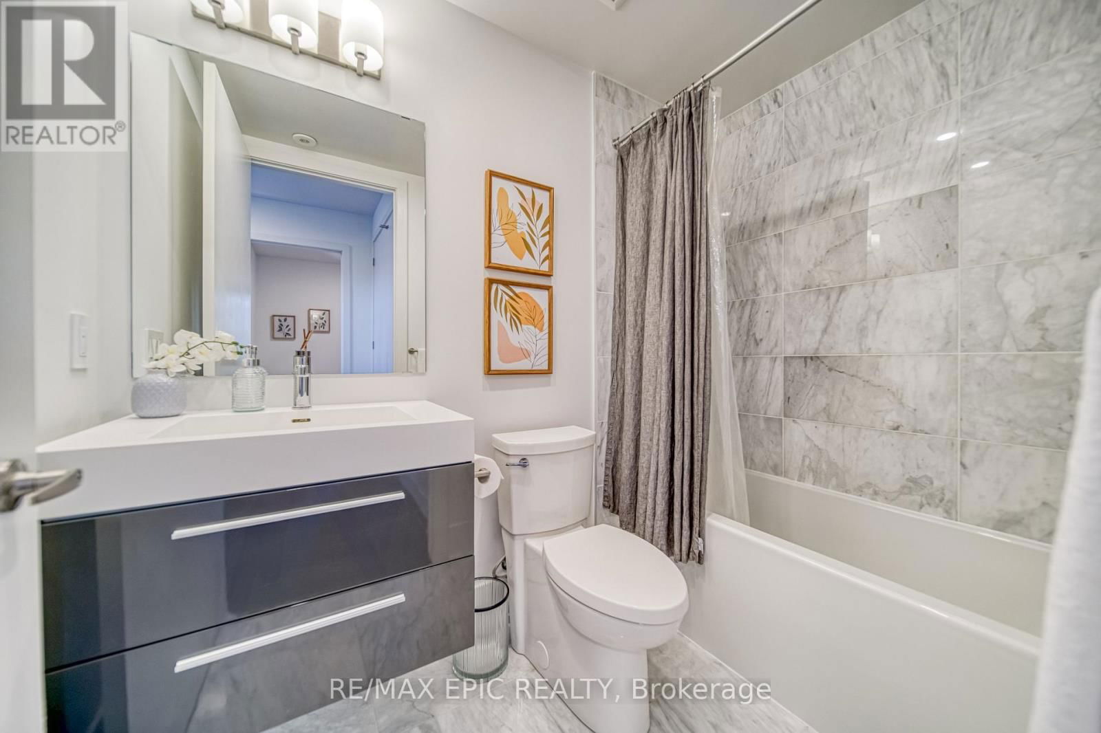 TH16 - 165 PEARS AVENUE Image 31