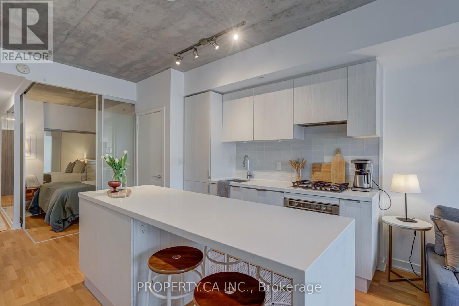 203 - 109 OSSINGTON AVENUE Image 4
