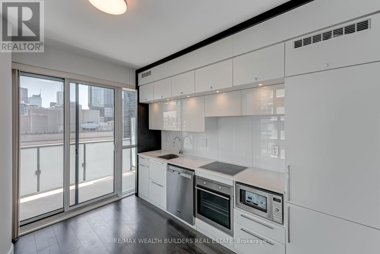 1410 - 15 GRENVILLE STREET Image 10