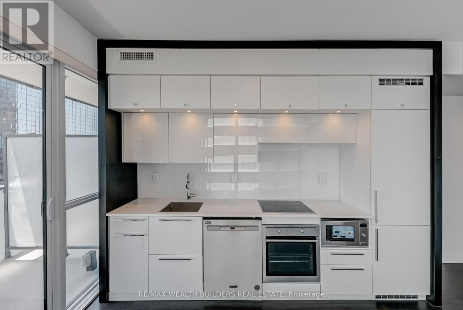 1410 - 15 GRENVILLE STREET Image 11