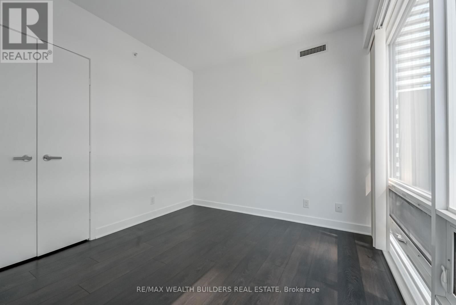 1410 - 15 GRENVILLE STREET Image 13