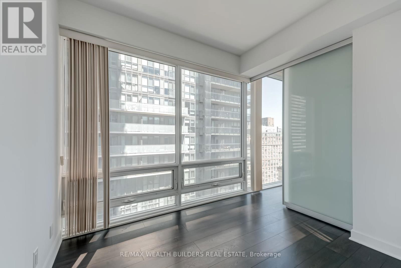 1410 - 15 GRENVILLE STREET Image 15