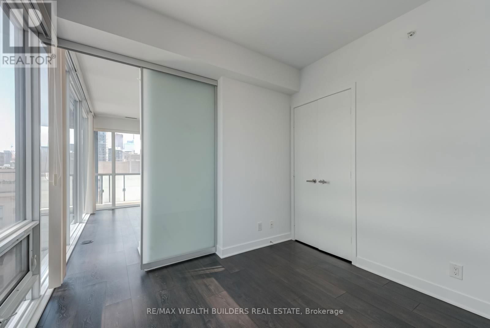 1410 - 15 GRENVILLE STREET Image 16