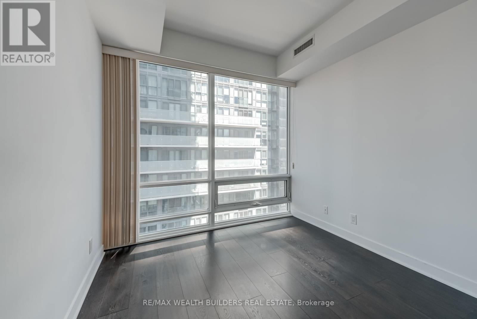 1410 - 15 GRENVILLE STREET Image 19
