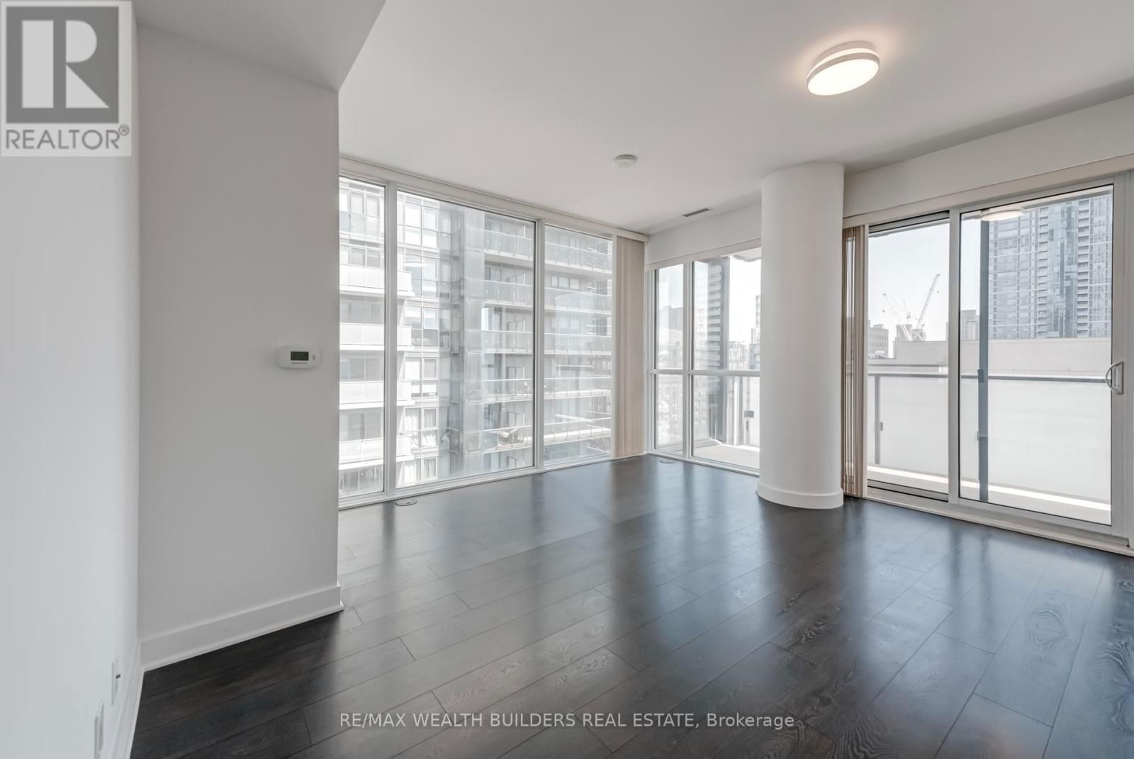 1410 - 15 GRENVILLE STREET Image 6