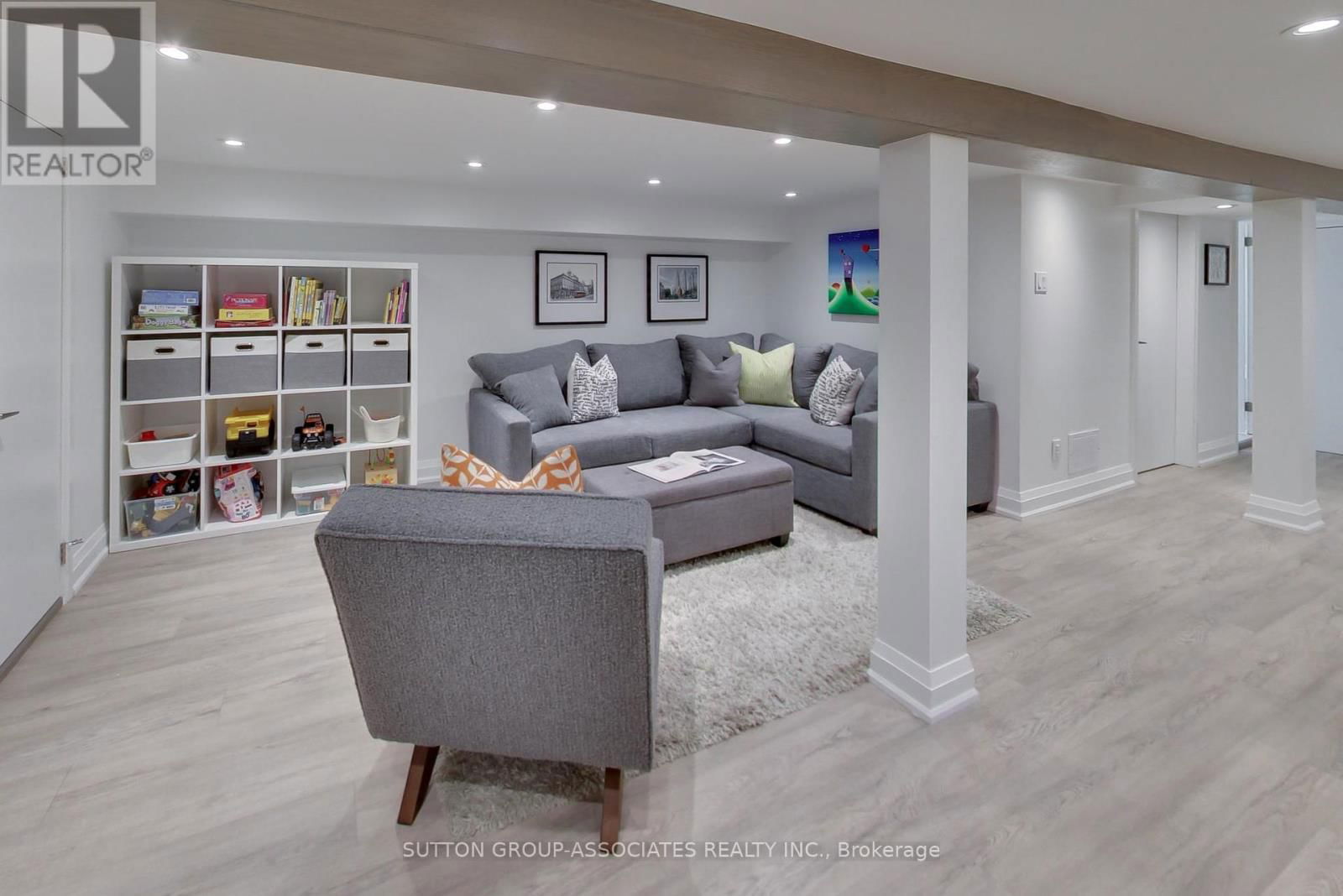 312 GLENHOLME AVENUE Image 32