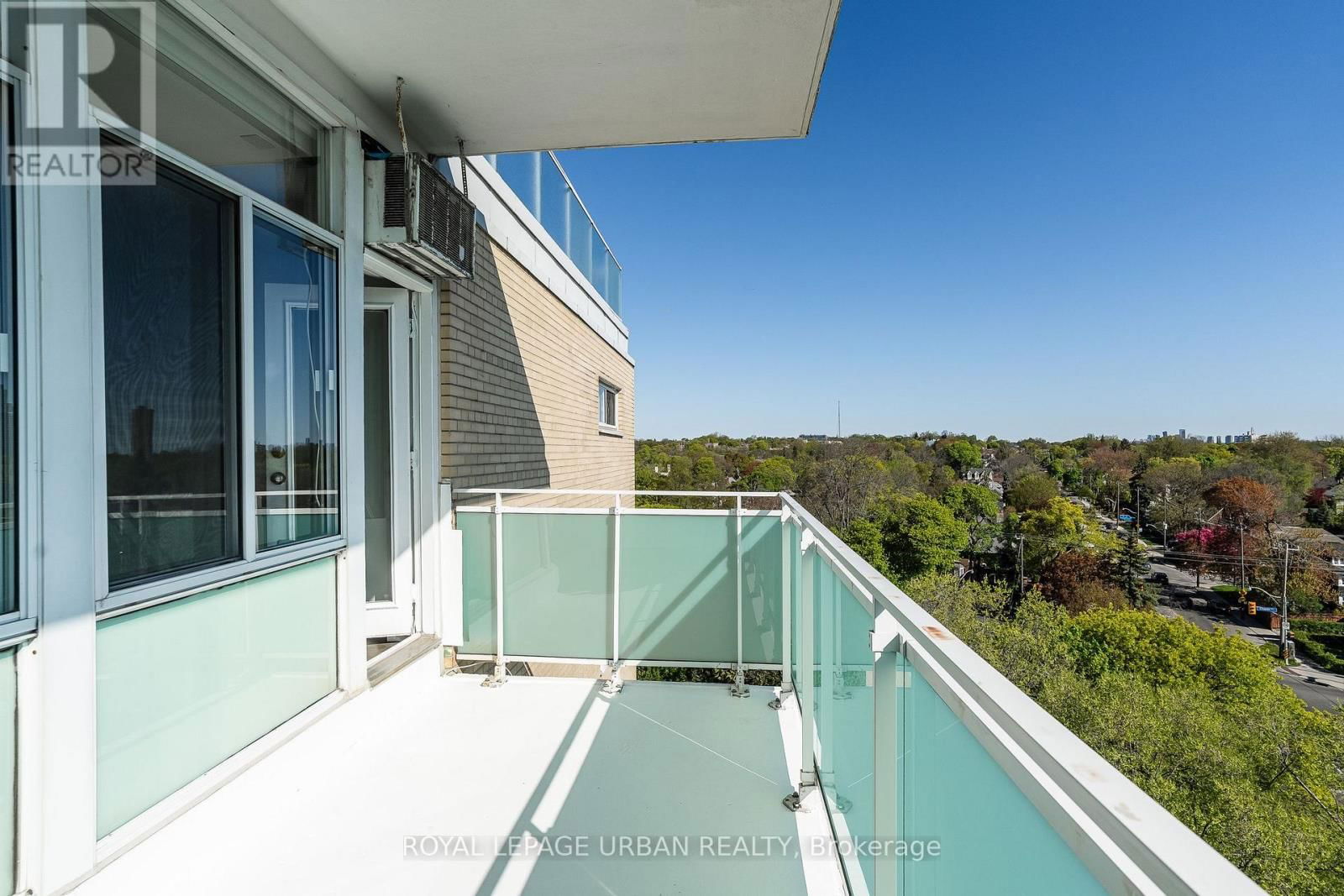 902 - 240 ORIOLE PARKWAY Image 24
