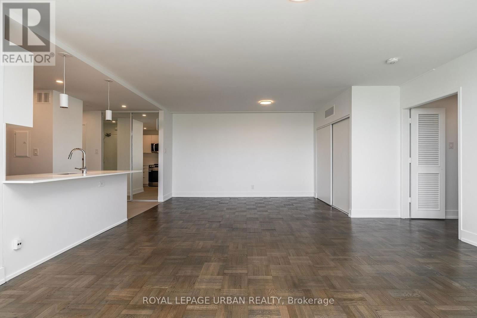 902 - 240 ORIOLE PARKWAY Image 3