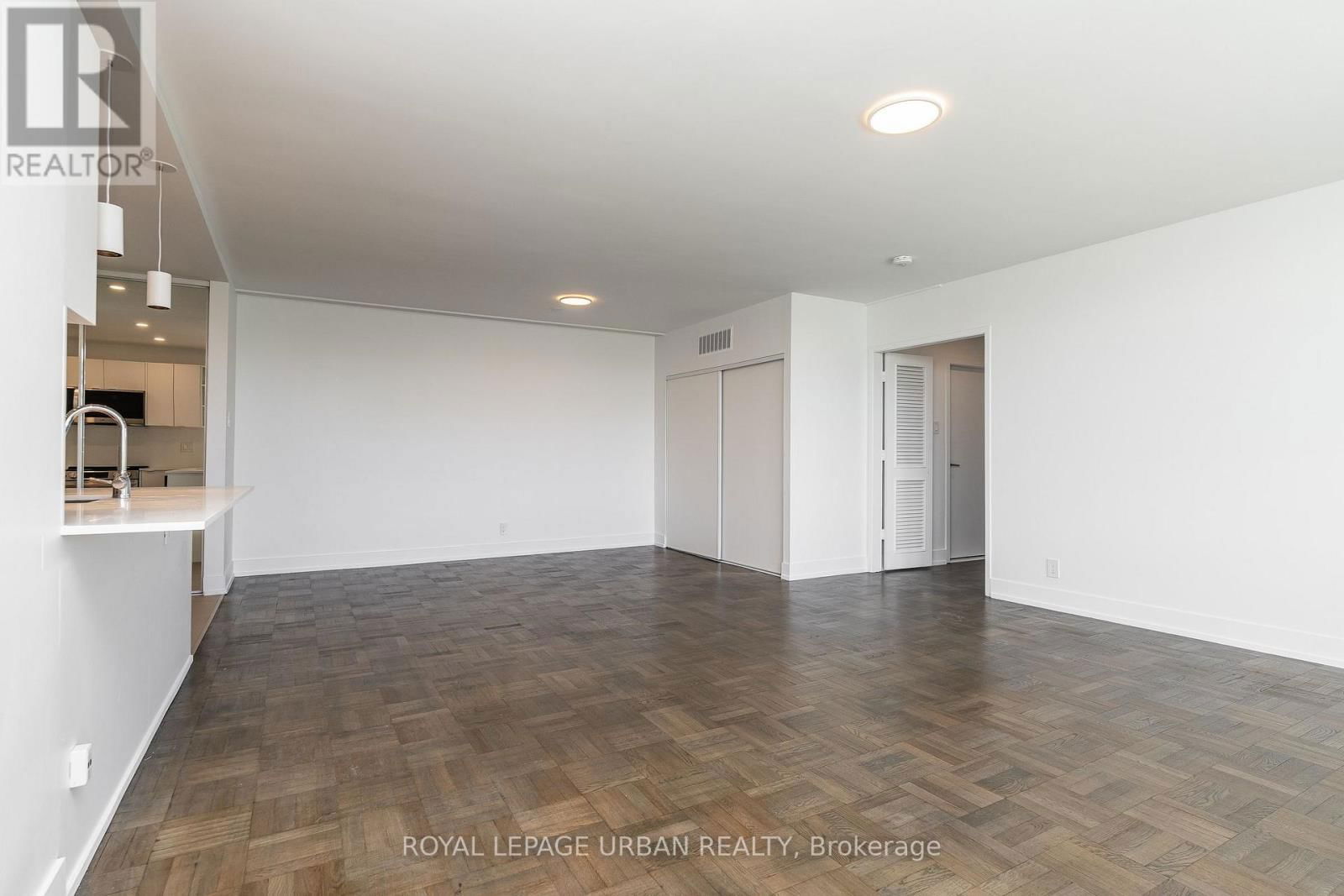 902 - 240 ORIOLE PARKWAY Image 4