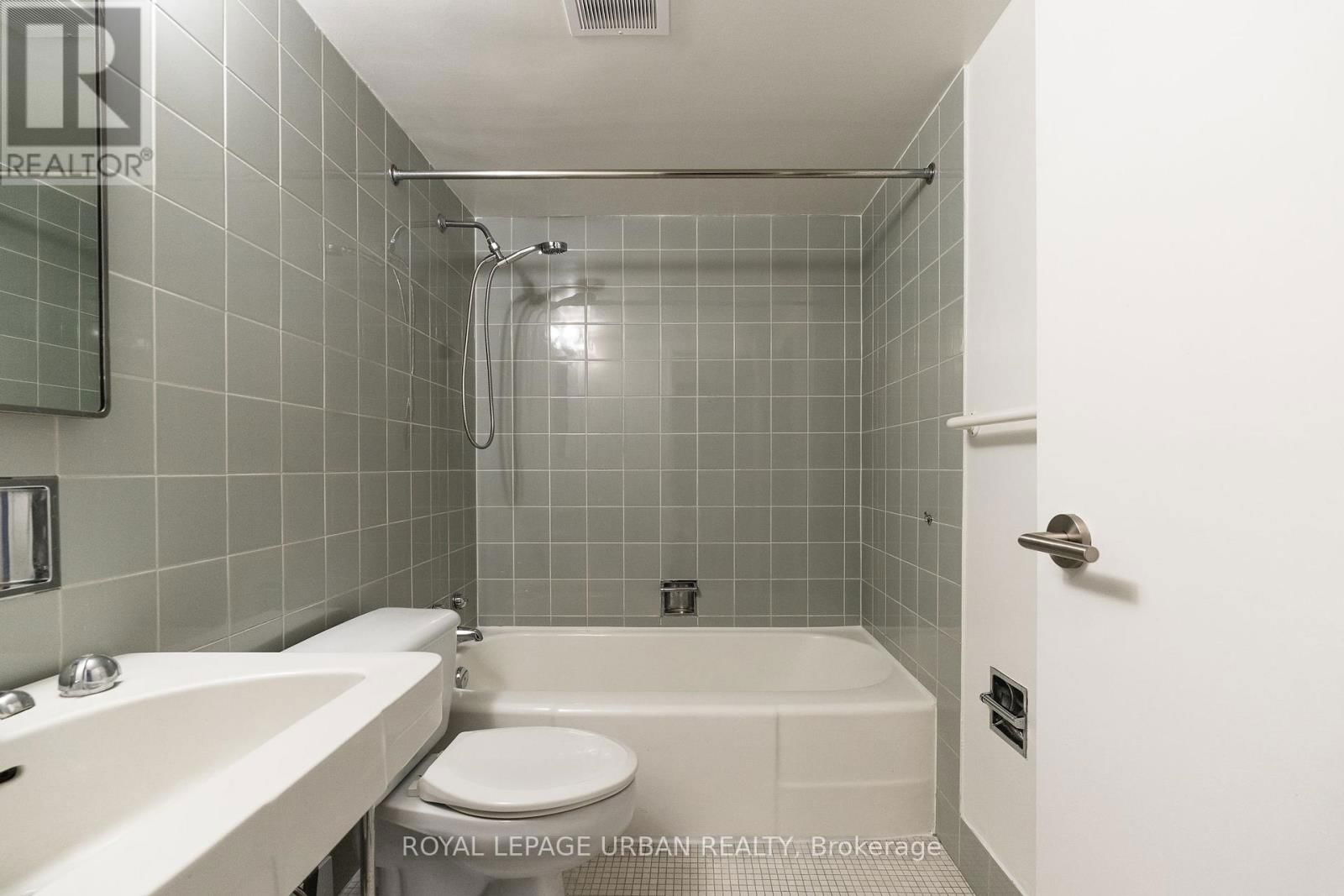 602 - 240 ORIOLE PARKWAY Image 19