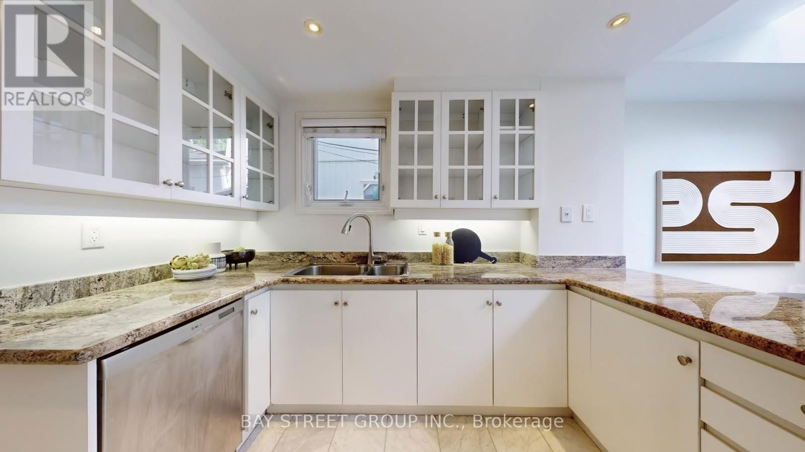 168 MACPHERSON AVENUE Image 12