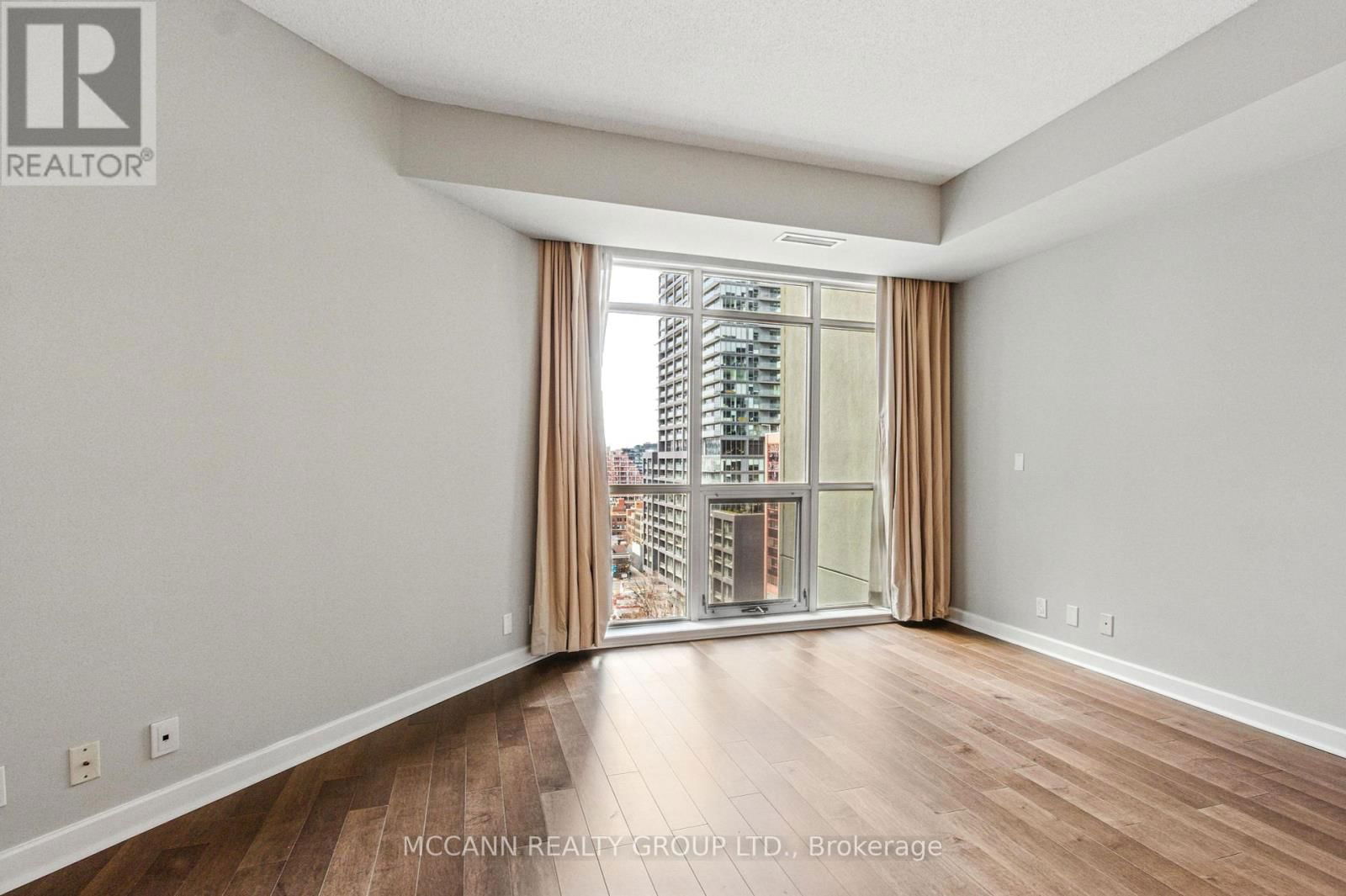 1501 - 36 BLUE JAYS WAY Image 12