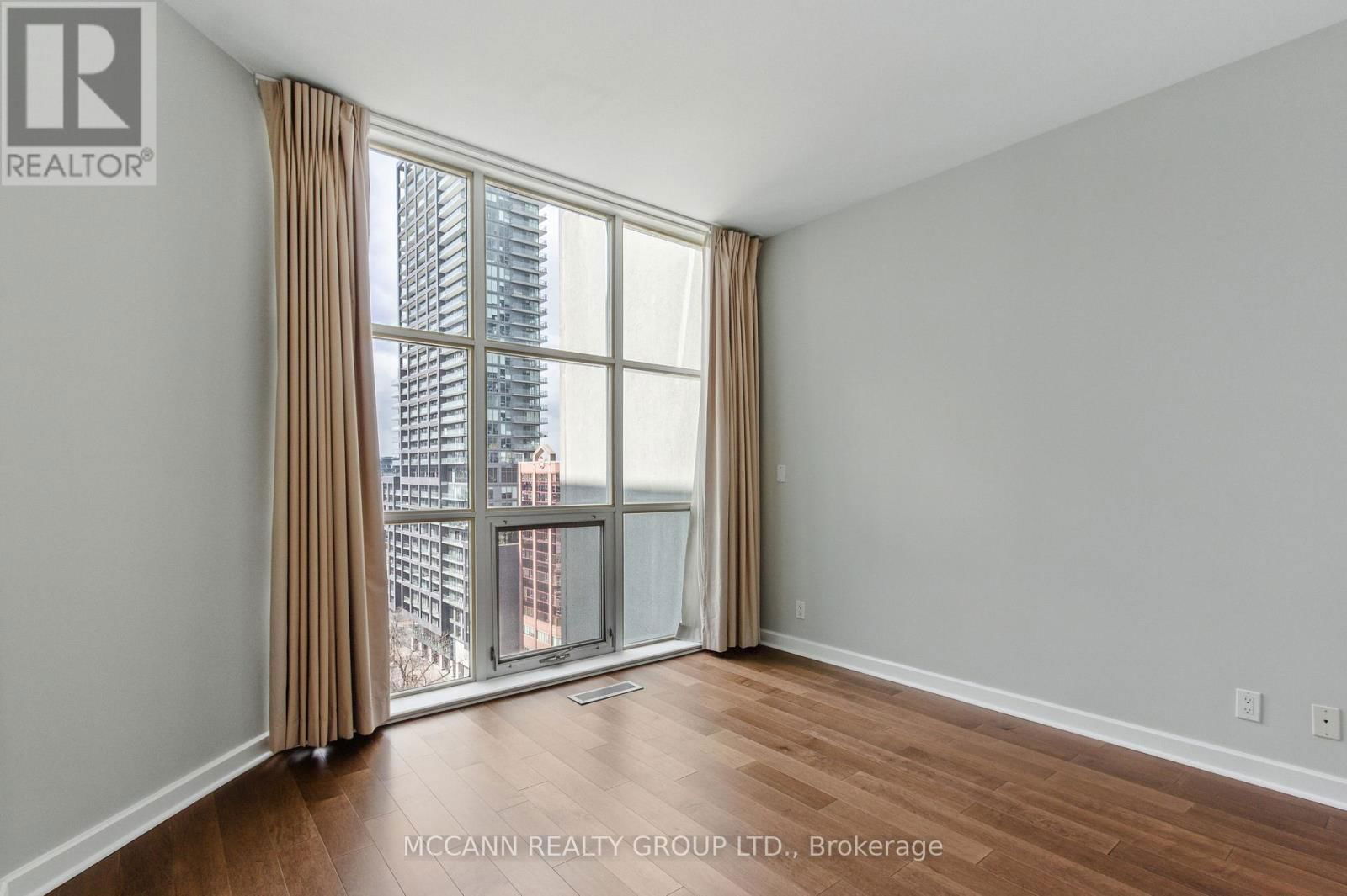 1501 - 36 BLUE JAYS WAY Image 18