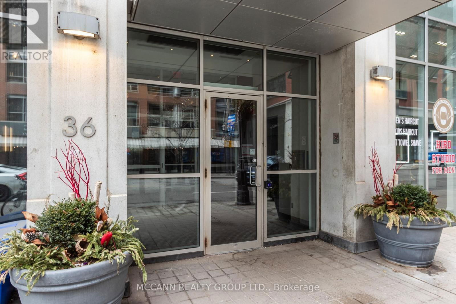 1501 - 36 BLUE JAYS WAY Image 3