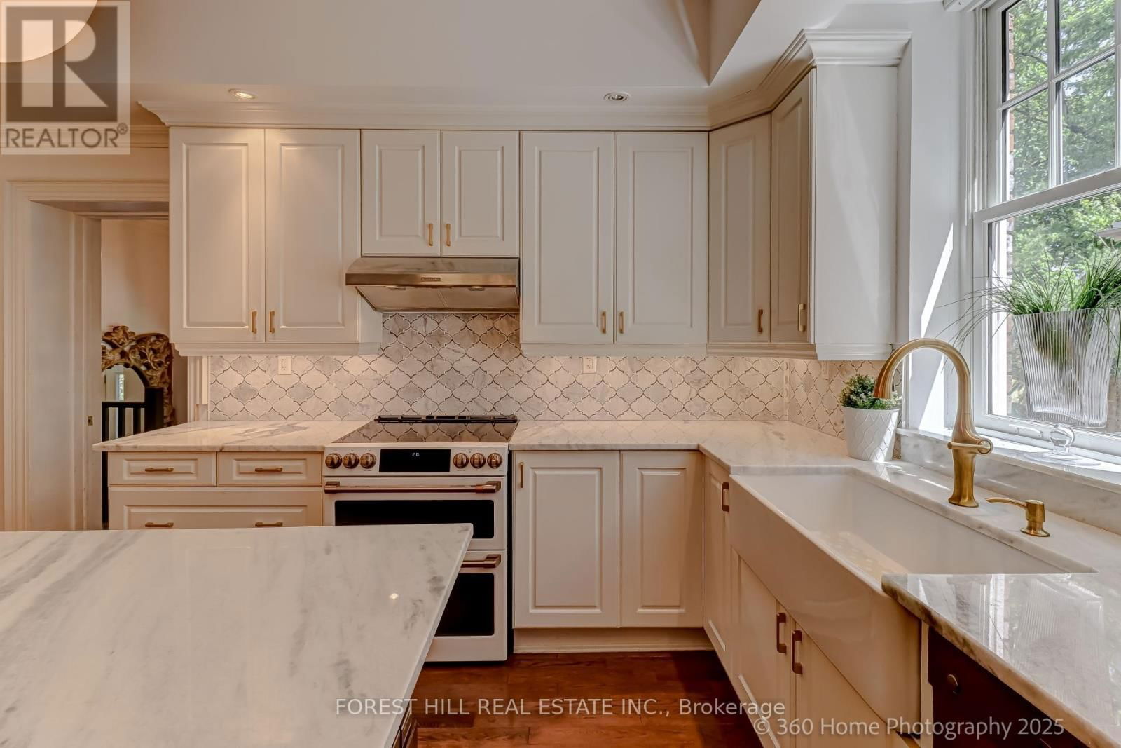 379 HURON STREET Image 10