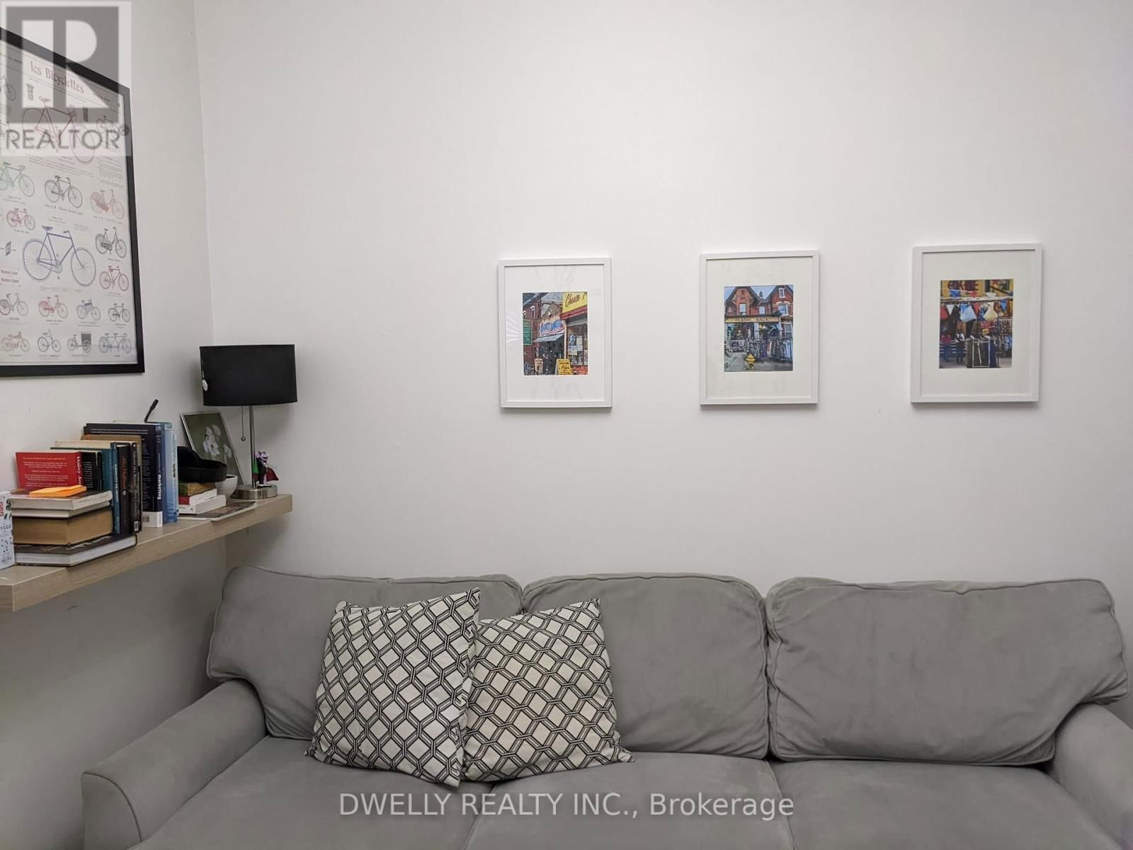room #3 - 662 DUNDAS STREET WEST Image 2