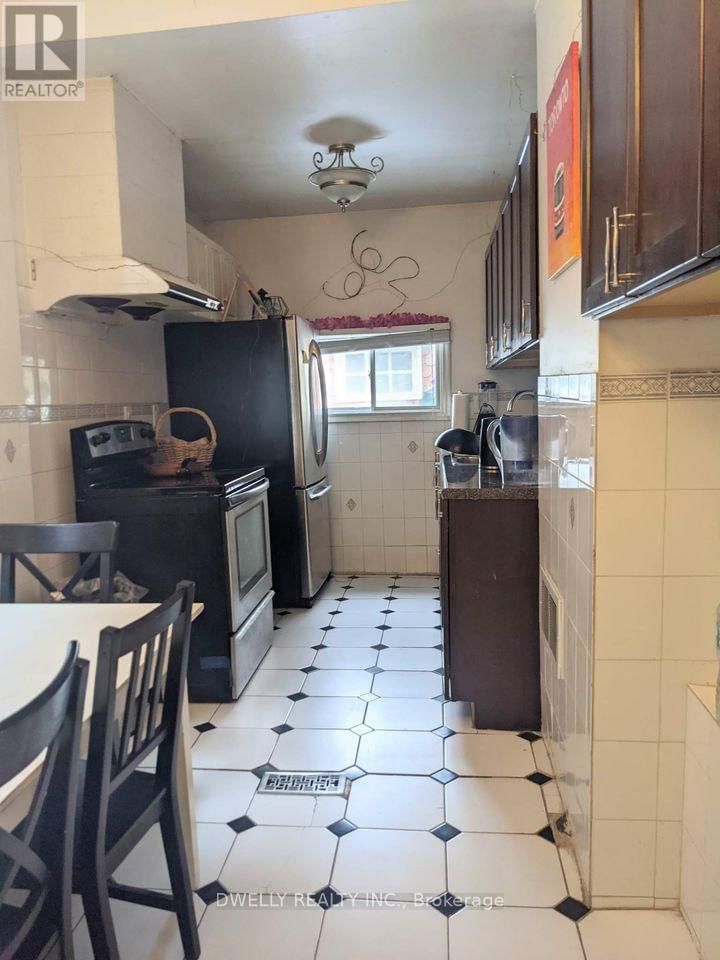 room #3 - 662 DUNDAS STREET WEST Image 6