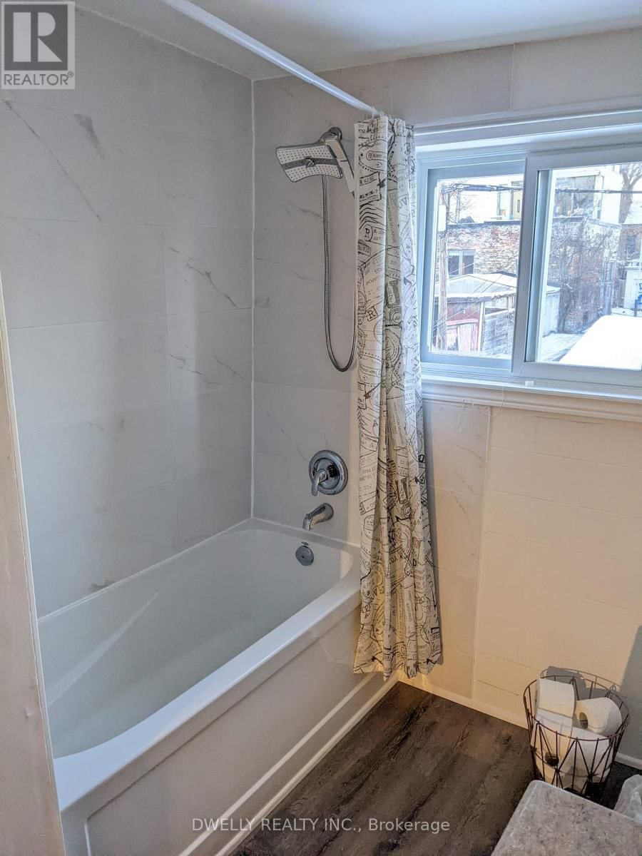 room #3 - 662 DUNDAS STREET WEST Image 8