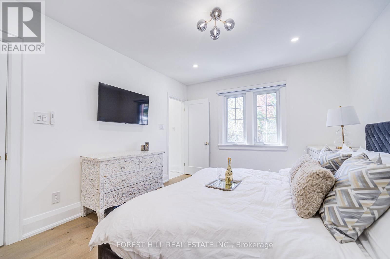 29 BURNABY BOULEVARD Image 15