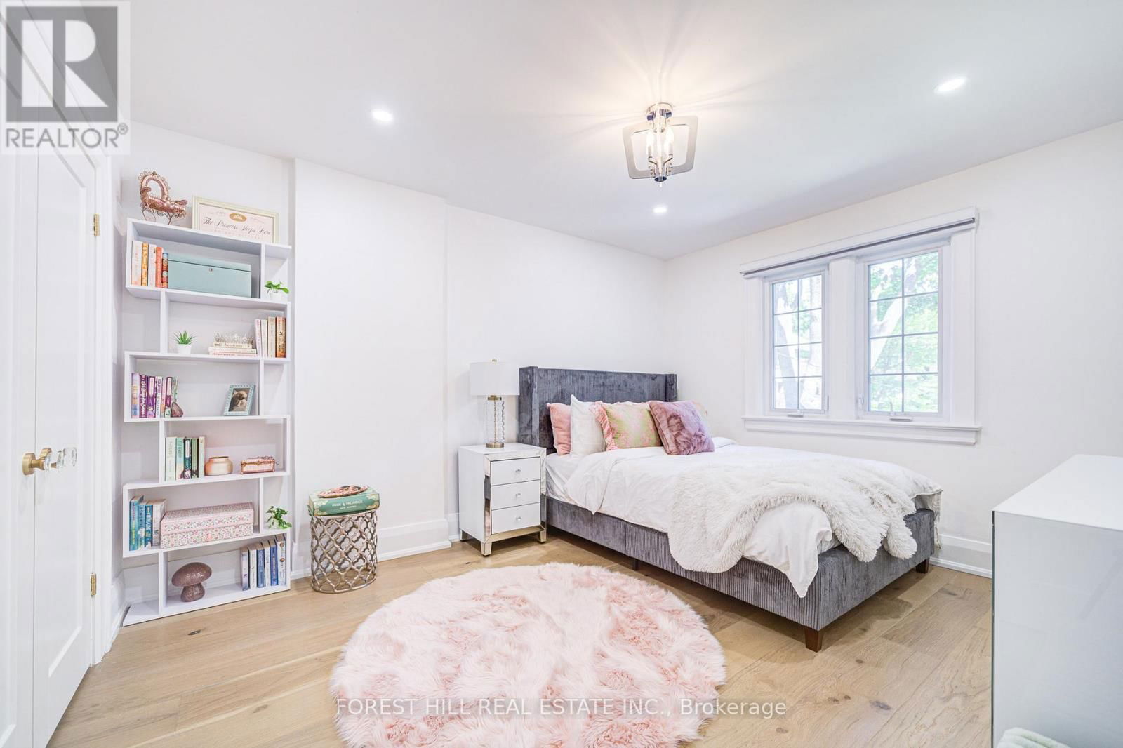 29 BURNABY BOULEVARD Image 19