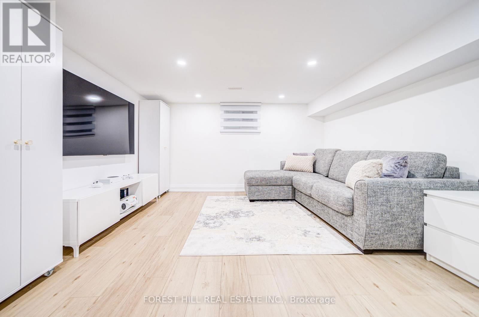 29 BURNABY BOULEVARD Image 29