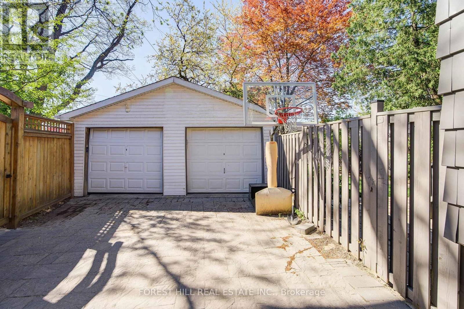 29 BURNABY BOULEVARD Image 30