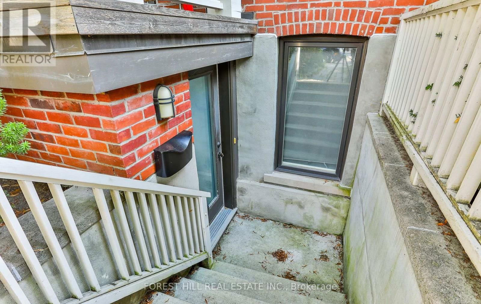Lower - 35 YARMOUTH GARDENS Image 3