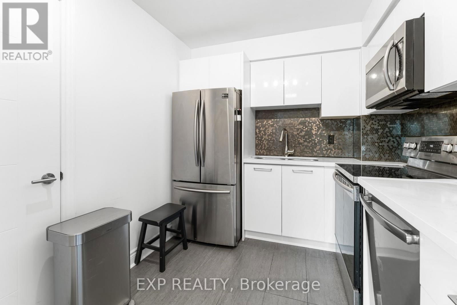 1109 - 2 CLAIRTRELL ROAD Image 11